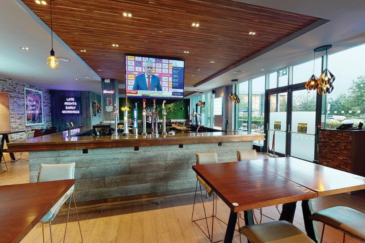 Village Hotel London Watford Elstree Extérieur photo